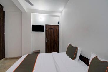 Oyo 82094 Hotel Saras Inn