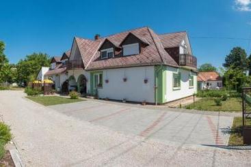 هتل Andrea Apartmanhaz