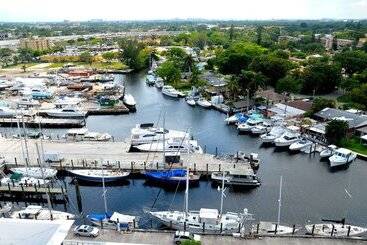 هتل Riviera Luxury Living At River Oaks Marina And Tower