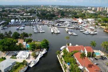 هتل Riviera Luxury Living At River Oaks Marina And Tower