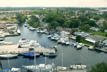 هتل Riviera Luxury Living At River Oaks Marina And Tower