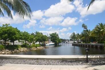 هتل Riviera Luxury Living At River Oaks Marina And Tower