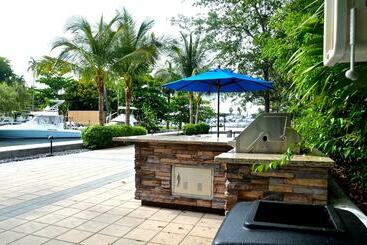 هتل Riviera Luxury Living At River Oaks Marina And Tower