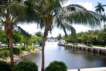 هتل Riviera Luxury Living At River Oaks Marina And Tower