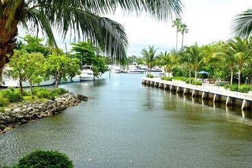 هتل Riviera Luxury Living At River Oaks Marina And Tower