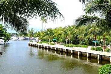 هتل Riviera Luxury Living At River Oaks Marina And Tower