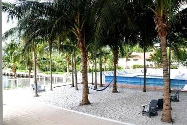 هتل Riviera Luxury Living At River Oaks Marina And Tower