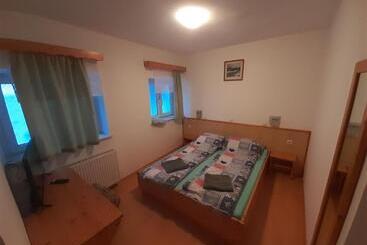 هتل Rooms Barovc By The Lake Jasna