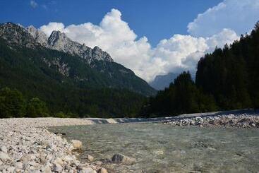 هتل Rooms Barovc By The Lake Jasna