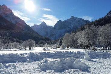 هتل Rooms Barovc By The Lake Jasna
