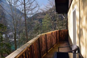 هتل Rooms Barovc By The Lake Jasna