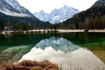 هتل Rooms Barovc By The Lake Jasna
