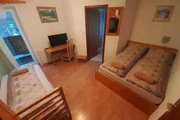 هتل Rooms Barovc By The Lake Jasna