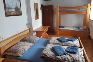 هتل Rooms Barovc By The Lake Jasna