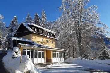هتل Rooms Barovc By The Lake Jasna