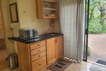 هتل Selati 103 Guest Cottages