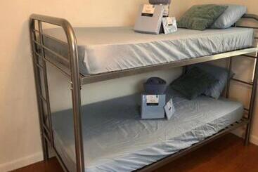 هاستل Miami On A Budget   Free Coffee  Female Dorms   Men Dorms Under New Management