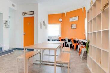 هاستل Miami On A Budget   Free Coffee  Female Dorms   Men Dorms Under New Management