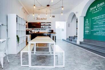 هاستل Miami On A Budget   Free Coffee  Female Dorms   Men Dorms Under New Management