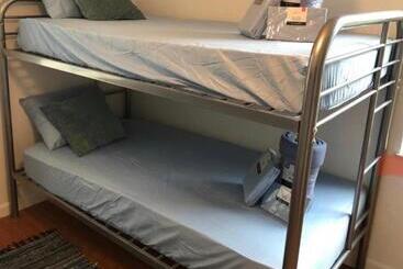 هاستل Miami On A Budget   Free Coffee  Female Dorms   Men Dorms Under New Management