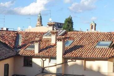 تختخواب و صبحانه Alborgocollegiomarialuigia