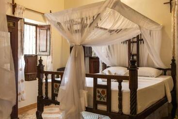 تختخواب و صبحانه Caravan Serai Amour