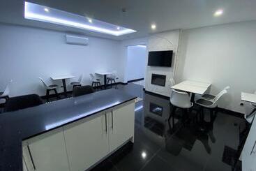 تختخواب و صبحانه The Rock Hostel