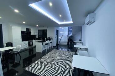 تختخواب و صبحانه The Rock Hostel