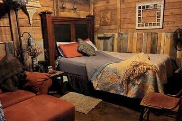 هتل Authentic Barn Bnb