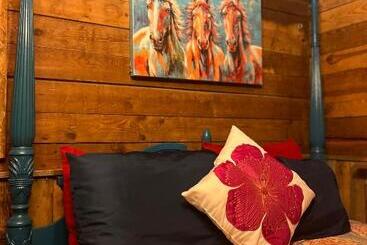 هتل Authentic Barn Bnb
