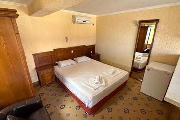 هتل Elizabeth Beach Apartments