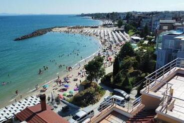 هتل Elizabeth Beach Apartments