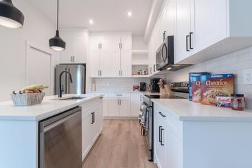 پانسیون Room 2 Of Lovely Home, Montgomery Downtown Calgary