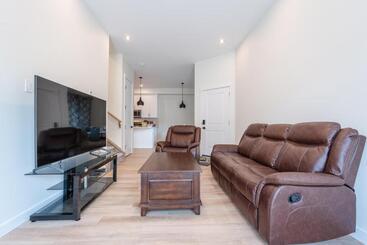 پانسیون Room 2 Of Lovely Home, Montgomery Downtown Calgary