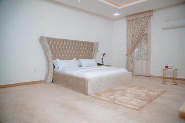 Sakasa Hotel And Suites