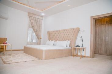 Sakasa Hotel And Suites