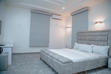 Sakasa Hotel And Suites