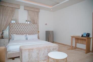 Sakasa Hotel And Suites