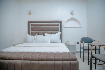 Sakasa Hotel And Suites