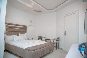 Sakasa Hotel And Suites