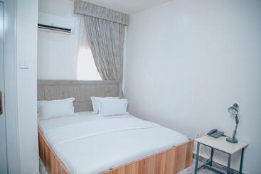 Sakasa Hotel And Suites