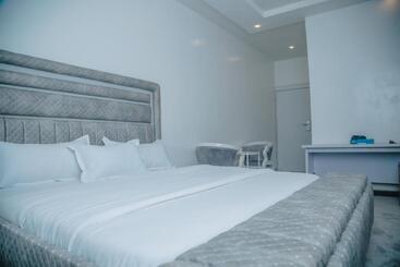 Sakasa Hotel And Suites