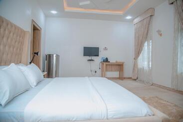 Sakasa Hotel And Suites
