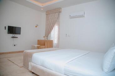 Sakasa Hotel And Suites