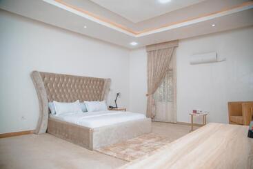 Sakasa Hotel And Suites