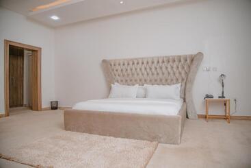 Sakasa Hotel And Suites