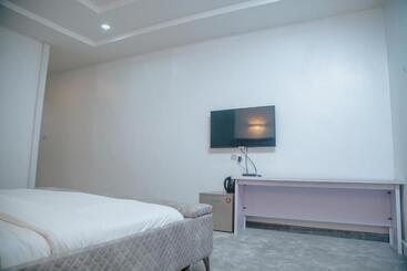 Sakasa Hotel And Suites