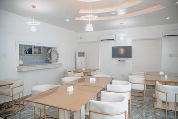 Sakasa Hotel And Suites