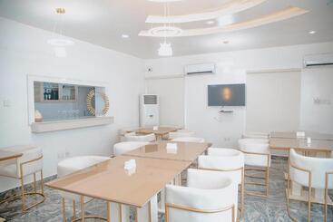Sakasa Hotel And Suites