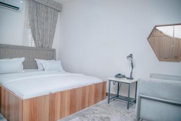 Sakasa Hotel And Suites
